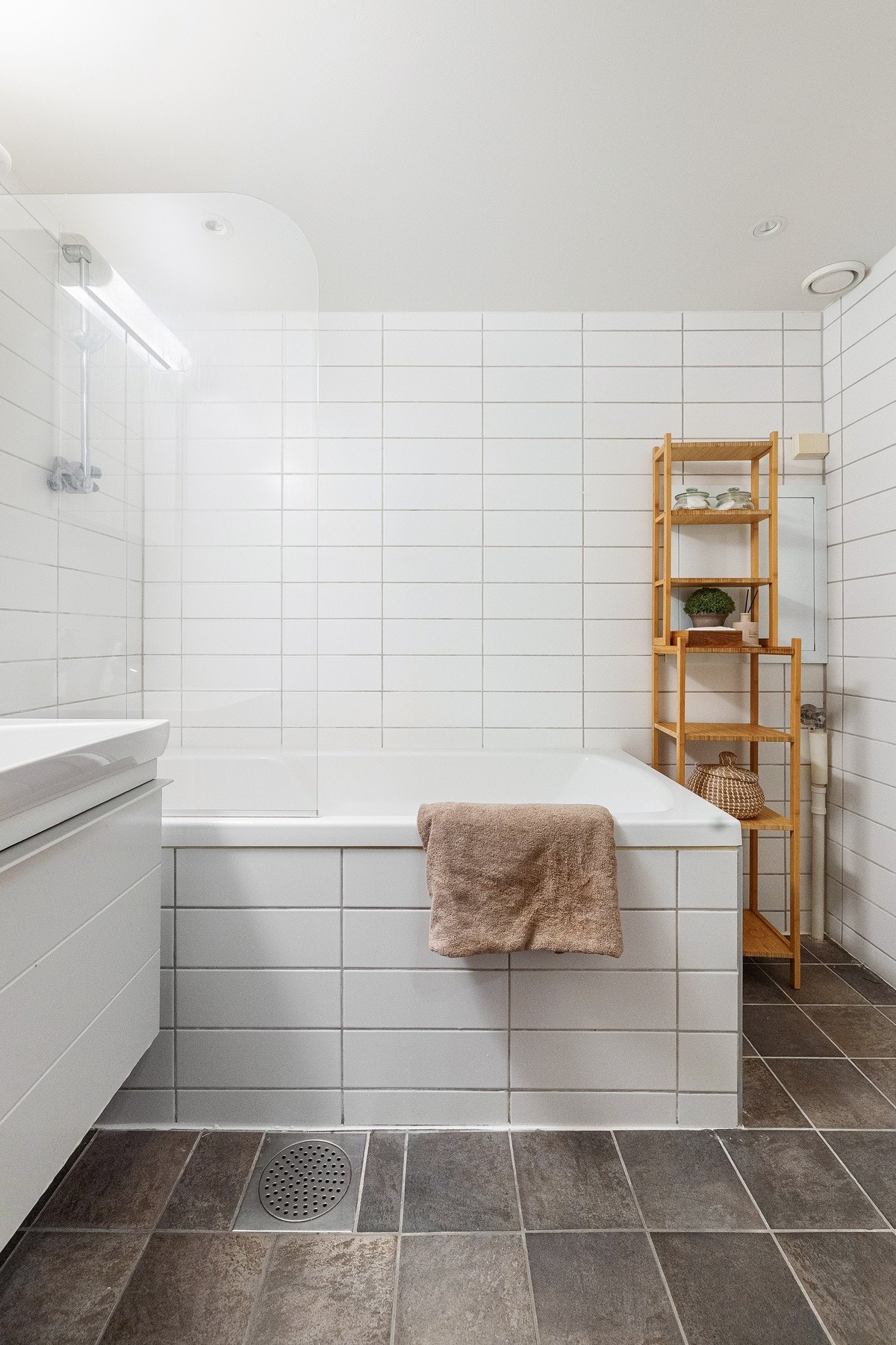 Badet fra 2008 fremstår som funksjonelt og tidløst, med flislagte overflater. Galleribilde