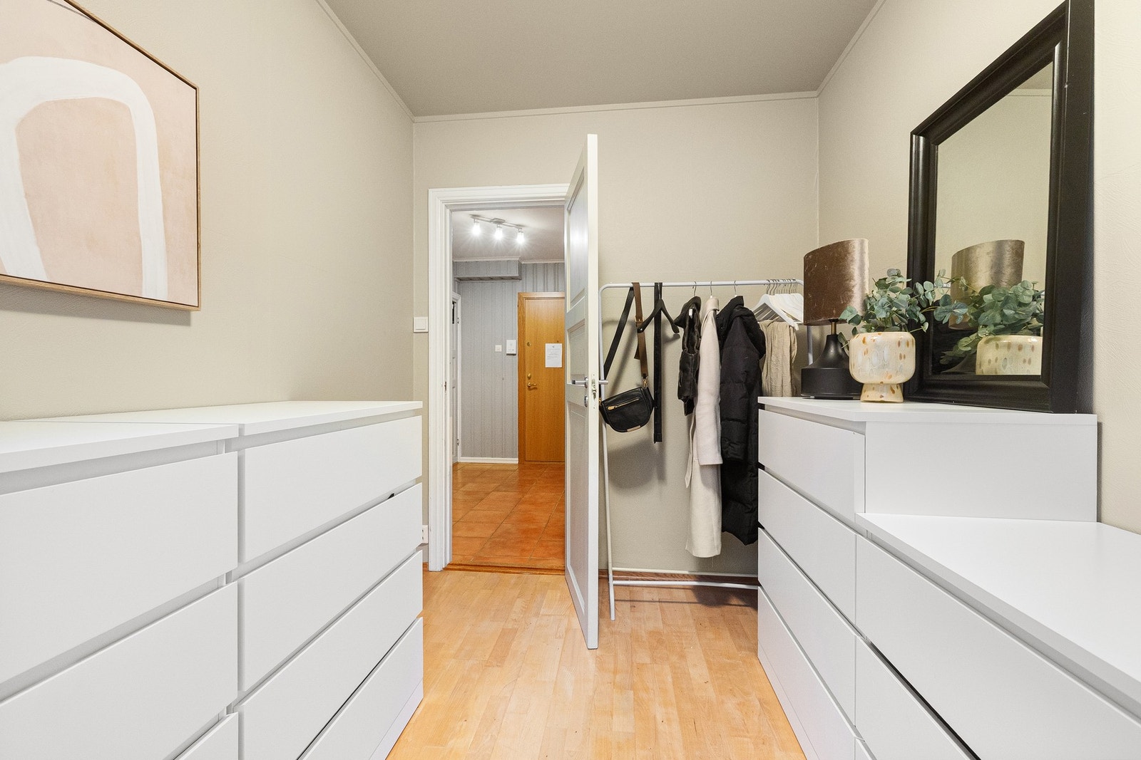 Parkettgulvet i ett av soverommene er slipt ned i 2025. Galleribilde