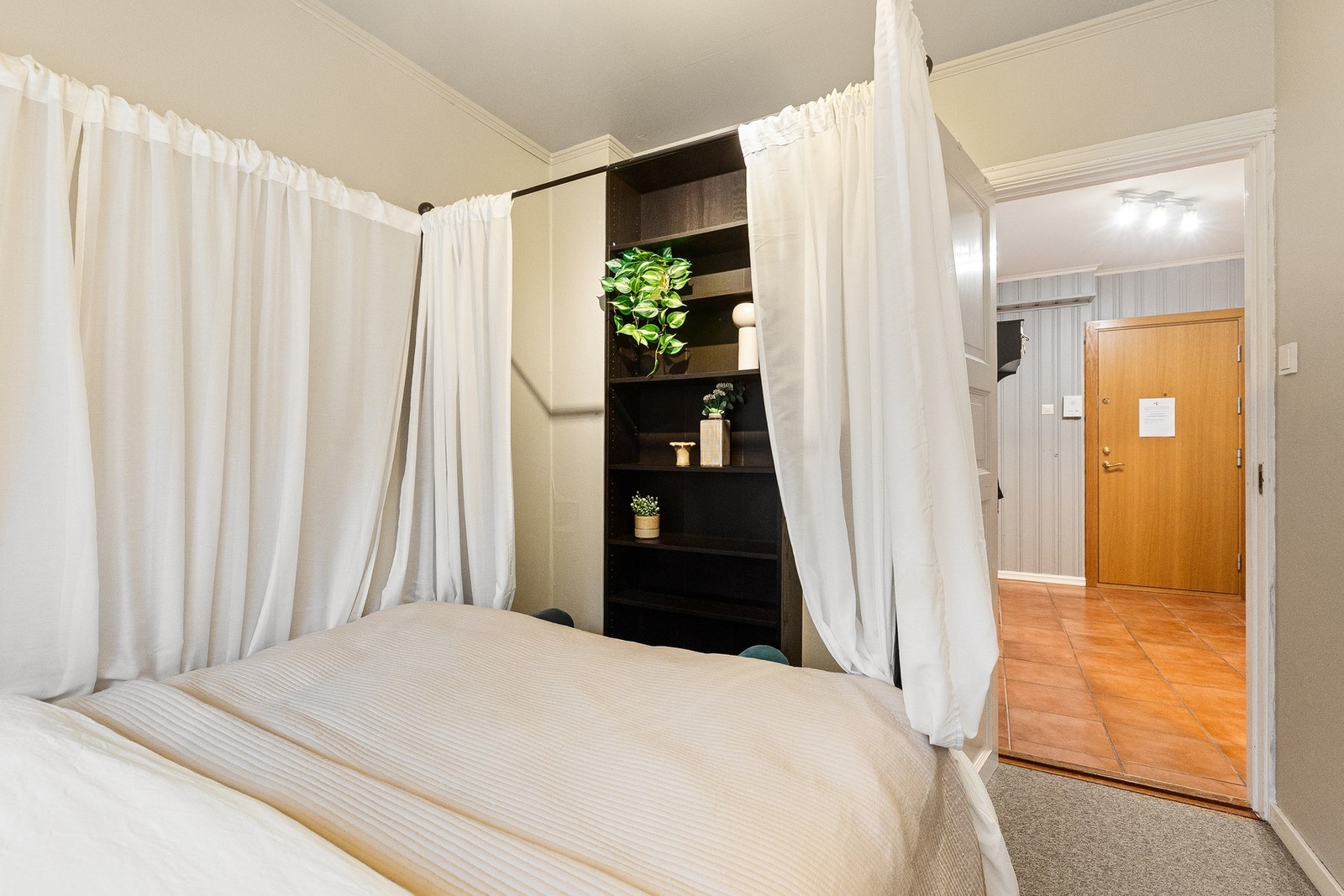 Samtlige fire soverom har gode vindusflater vendt mot nordvest, som gir behagelige lysforhold og en rolig atmosfære. Galleribilde