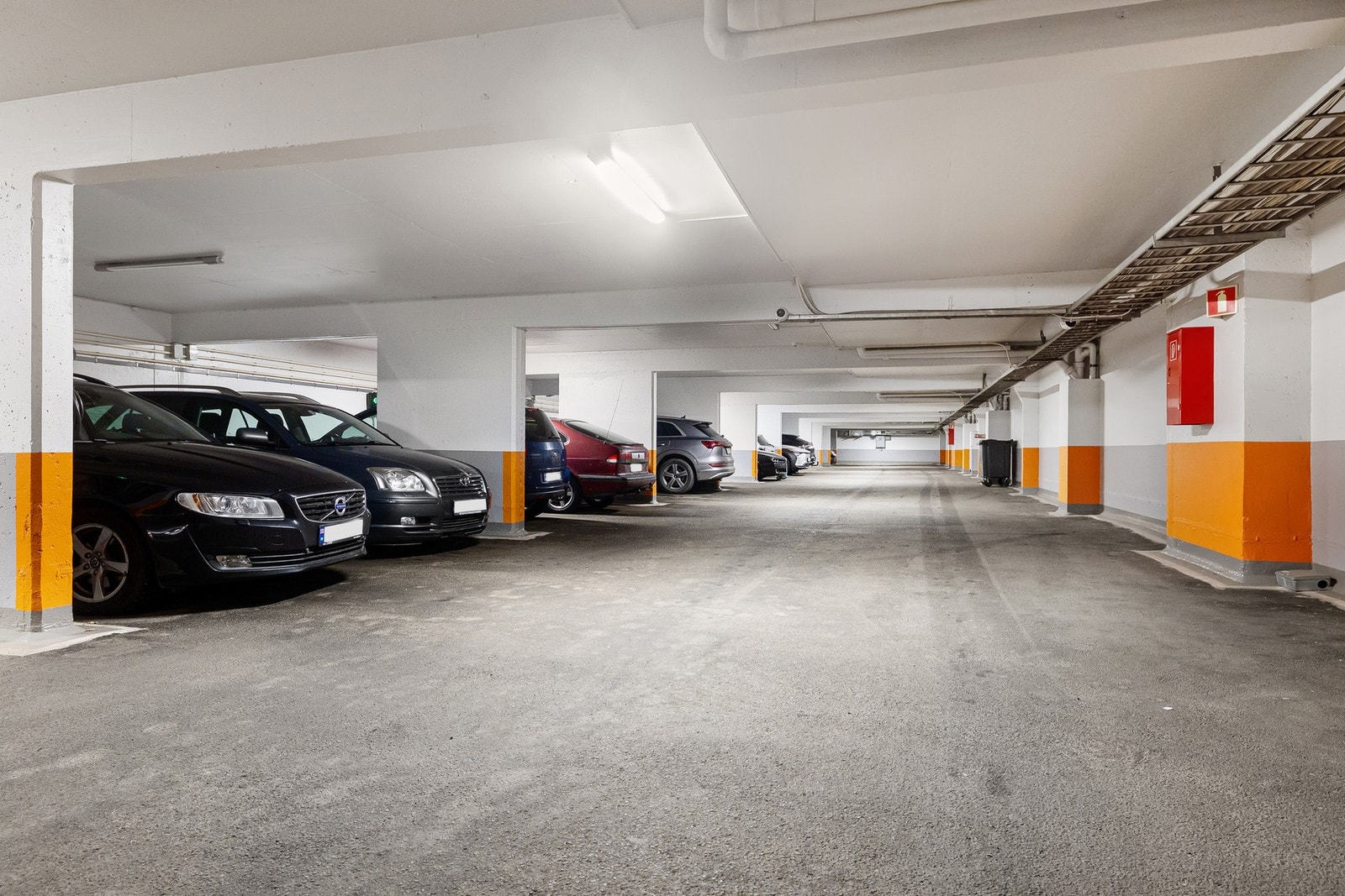 Parkeringsplass med mulighet for el-billader. Galleribilde