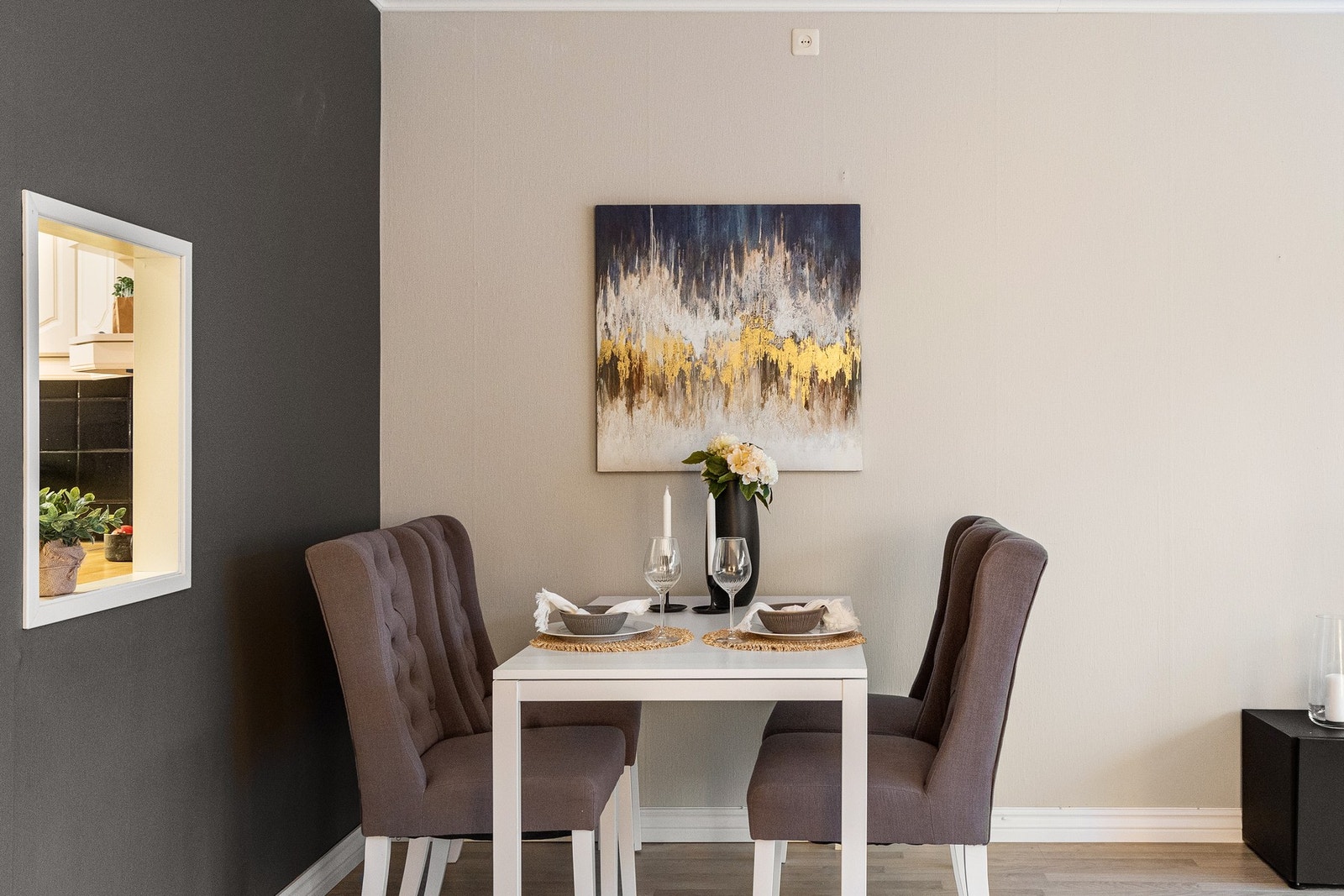 Spiseplass kan etableres ved vinduet inn mot kjøkkenet, mens sofagruppe med tilhørende stuebord og TV-benk har sin naturlige plass langs vindusrekken. Galleribilde