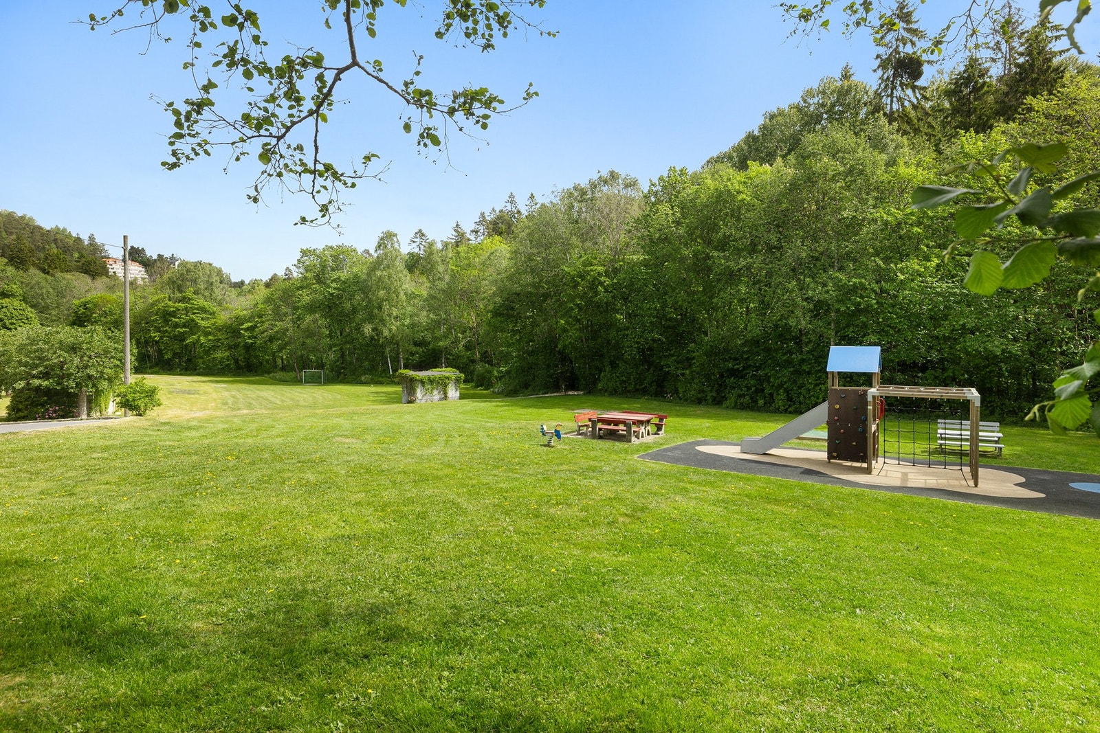 Stille og rolige omgivelser med en meget barnevennlig beliggenhet i et avskjermet område innerst i blindvei. Galleribilde