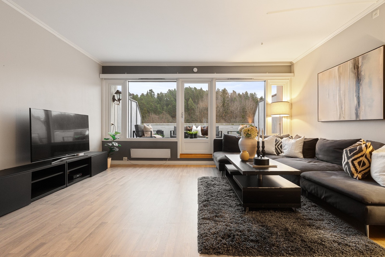 Romslig og lys stue med god plass til store sosiale sammenkomster med familie og venner. Galleribilde