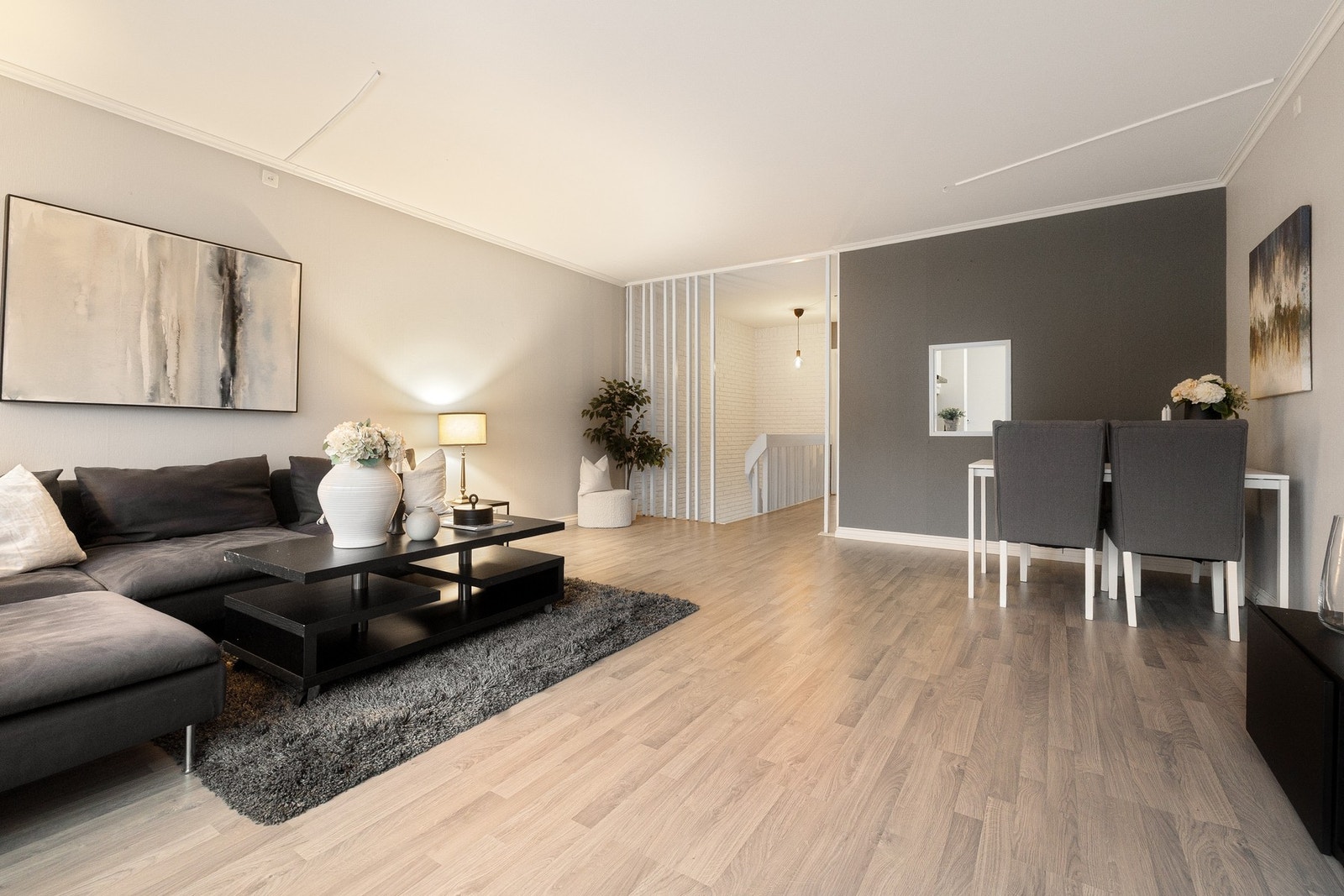 Stuen har en fleksibel planløsning som gir gode muligheter for innredning i flere naturlige soner. Galleribilde