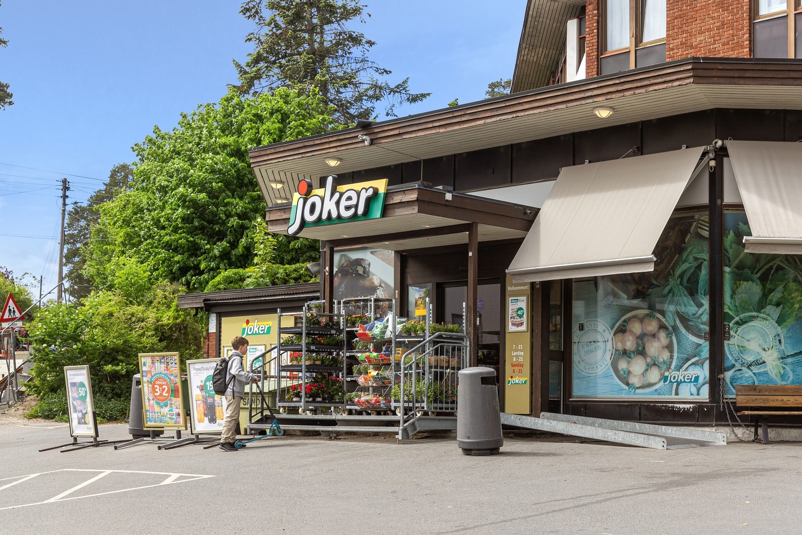 Nærområdet: Kort vei til flere dagligvarebutikker og andre servicetilbud. Galleribilde