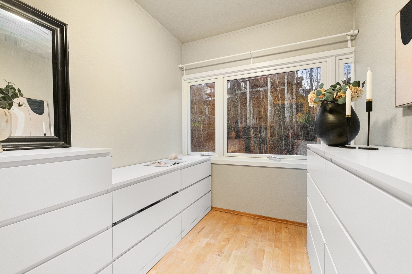 I boligens første etasje ligger ytterligere to soverom, hvorav det ene i dag benyttes som garderoberom. Galleribilde