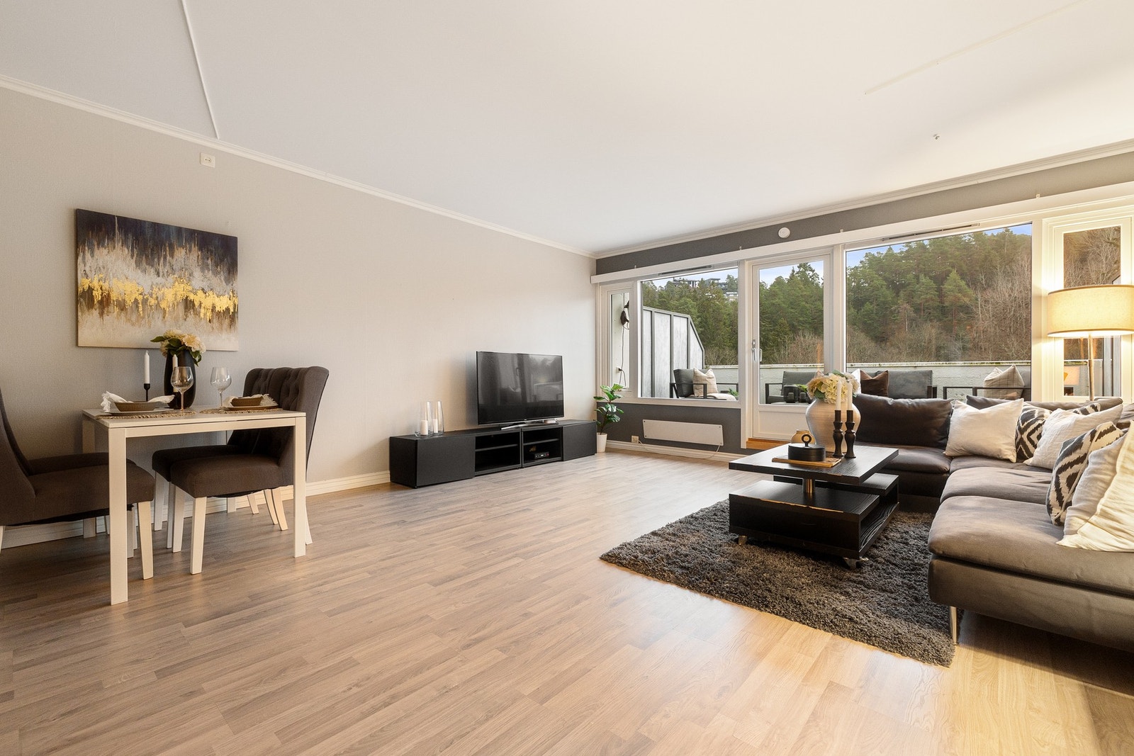 Dette er en gjennomgående 5-roms leilighet over to plan. Galleribilde