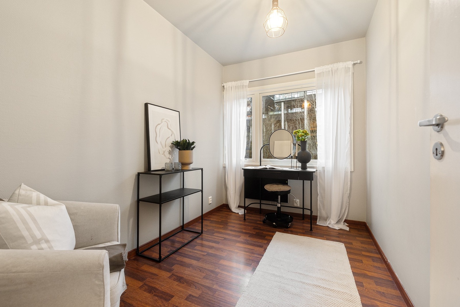 Soverom 2 benyttes i dag som kontor, men er av fin størrelse for å innrede med seng. Galleribilde