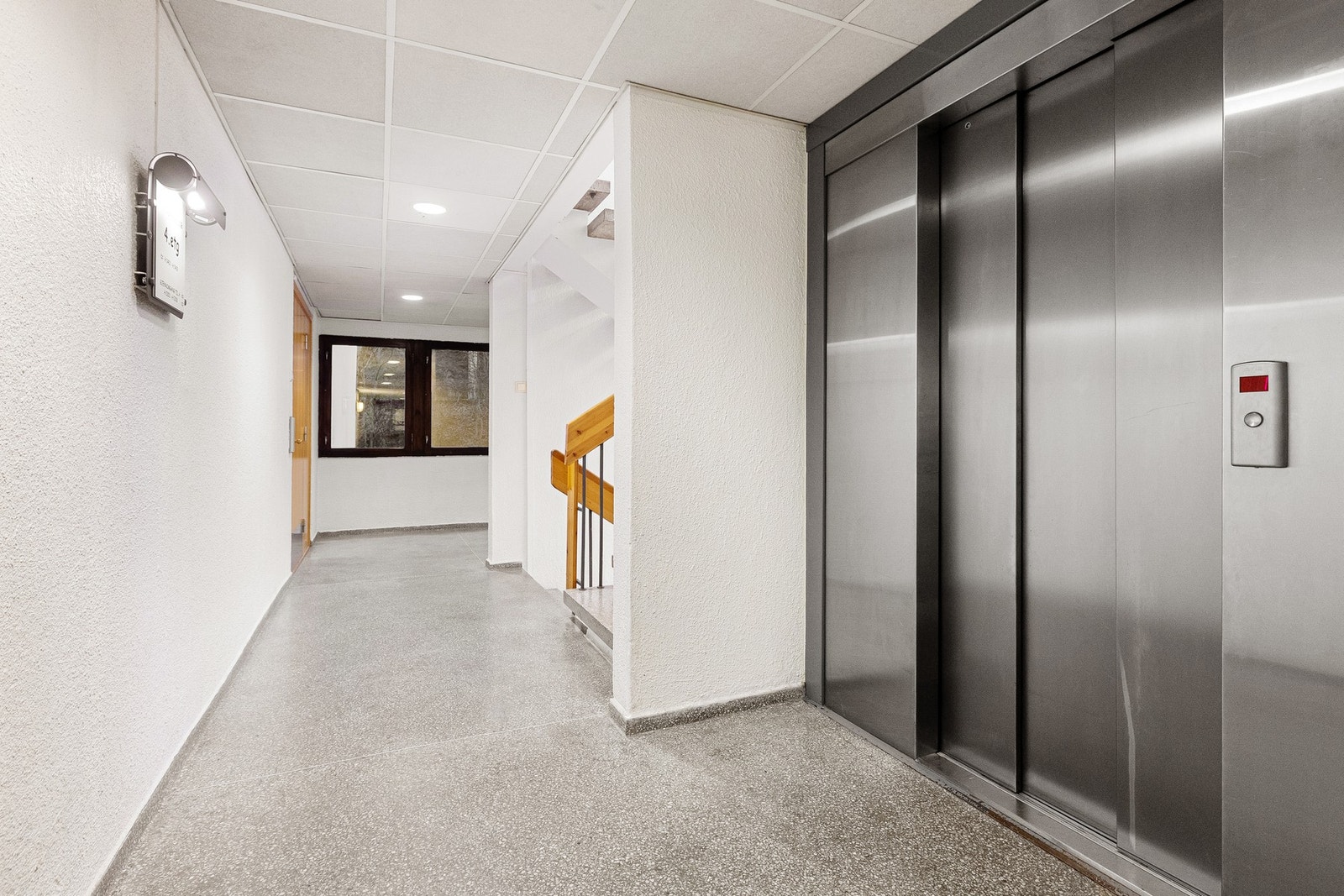 Boligen er attraktivt plassert i byggets fjerde og femte etasje, med inngang fra fjerde etasje. Galleribilde