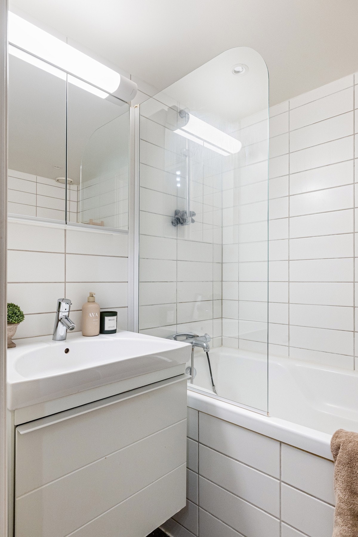 På badet er det opplegg for både vaskemaskin og tørketrommel. Galleribilde