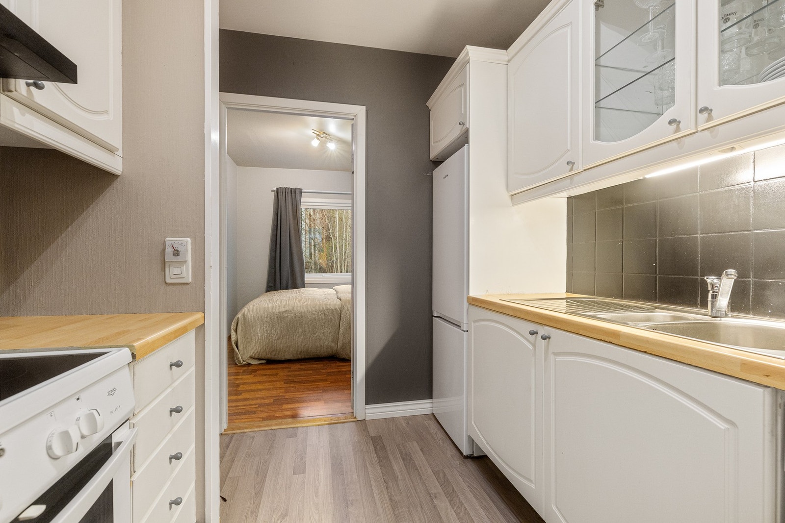 Kjøkkenet har i dag komfyr med koketopp, oppvaskmaskin og kombiskap. Hvitevarene er ikke fastmonterte. Galleribilde