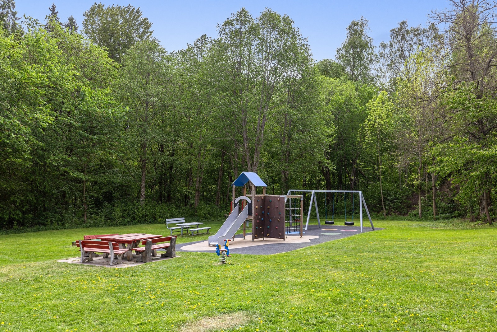 Det er flere flotte grøntområder med flotte turstier i nær omkrets fra boligen. Galleribilde