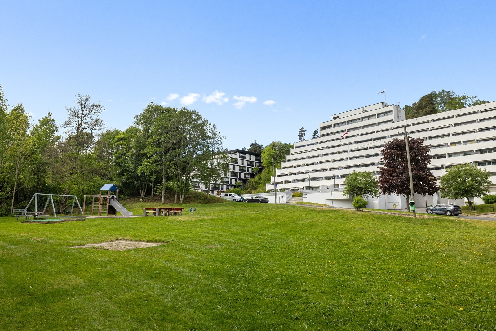 Sameiet har stor, felles tomt med innerveier, plenområder, lekeapparater, beplantning og sittegrupper. Galleribilde