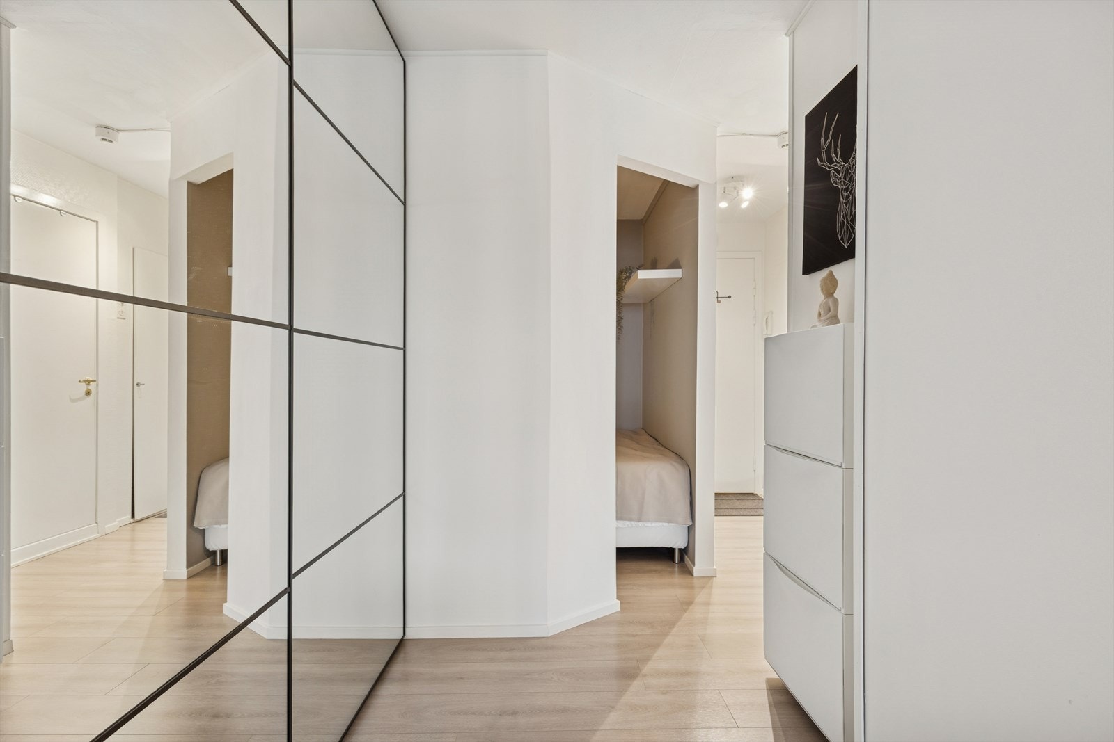 I gangen er det etablert en stor og praktisk skyvedørsgarderobe. Galleribilde