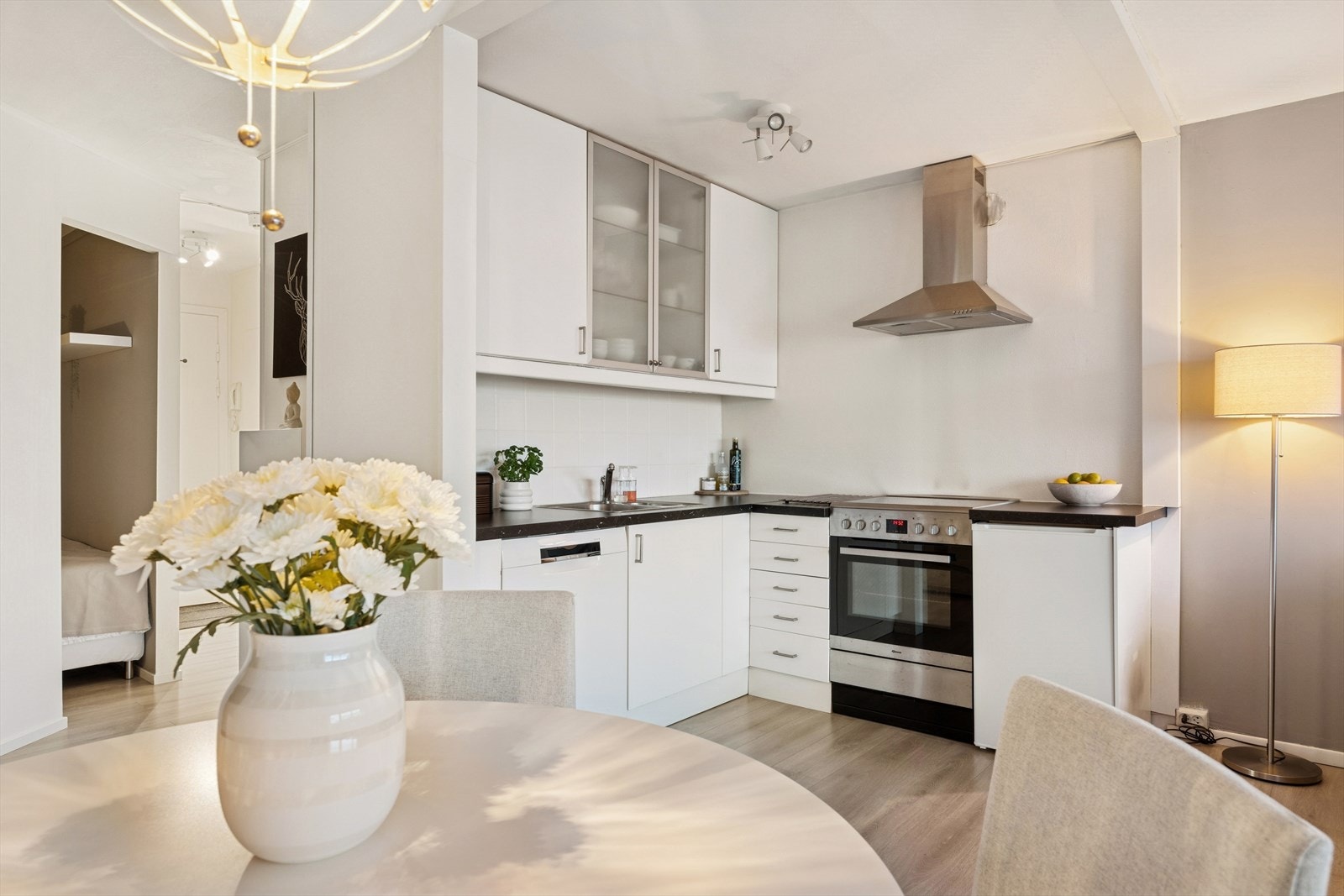 Innredning med hvite slette fronter og benkeplate av typen laminat. Galleribilde