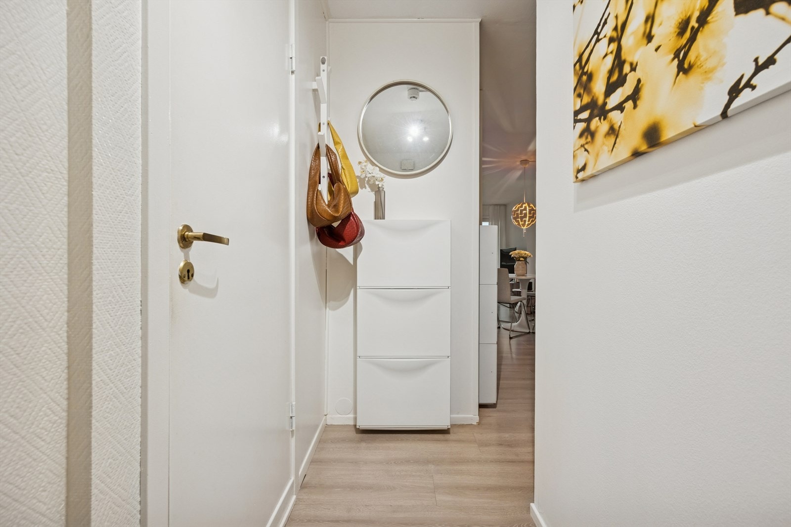 Lys og hyggelig entré med plass for enkle opphengsløsninger. Galleribilde