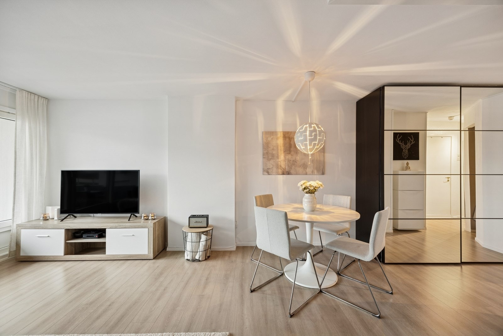 Spisegruppen tar plass i egen sone og inviterer til sosiale og hyggelige måltider med kjente og kjære. Galleribilde