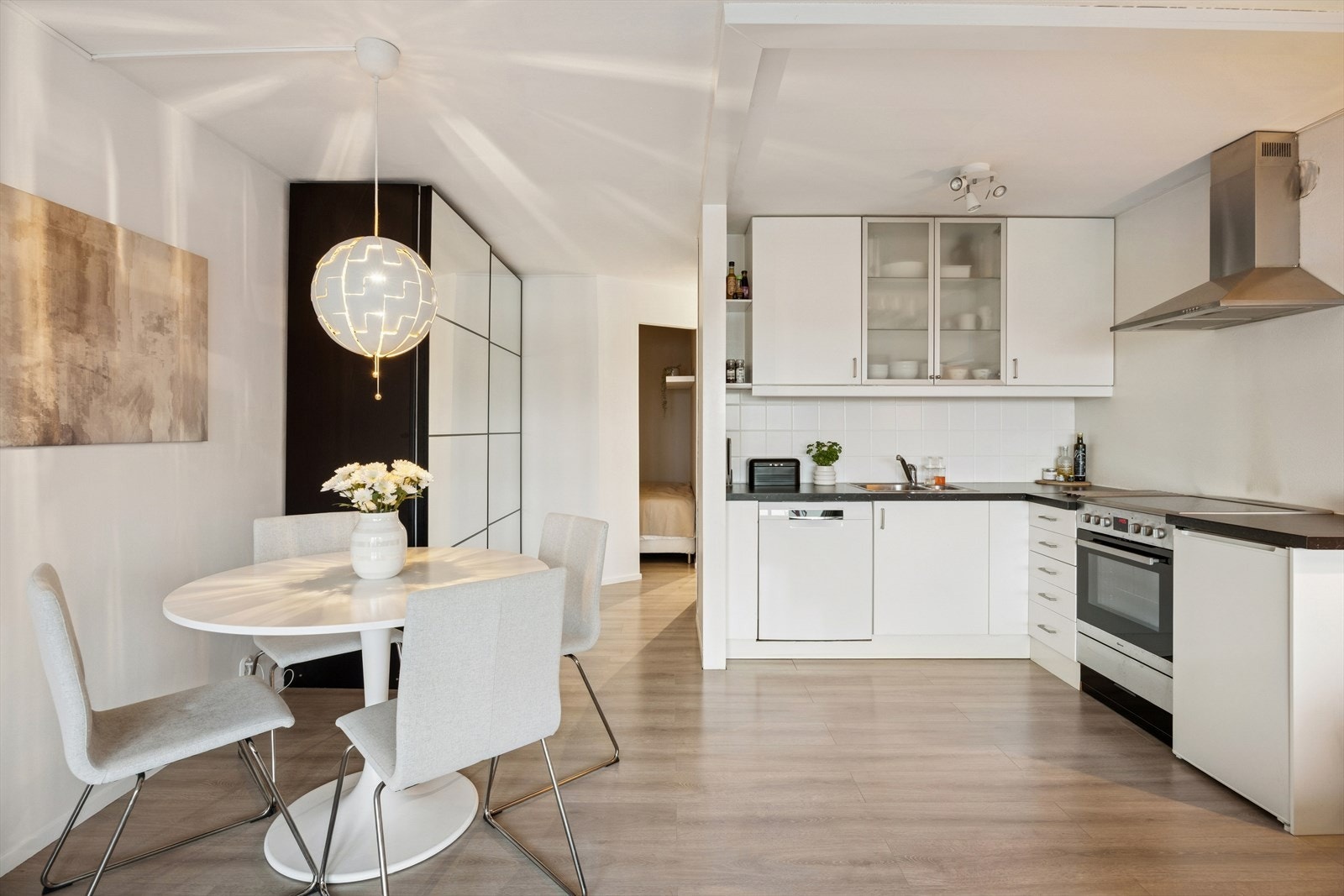 Kjøkkenet er lyst og tidløst. Galleribilde