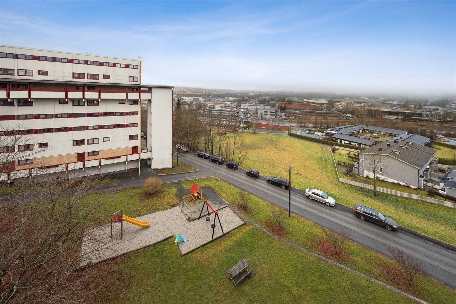 Lekeplass rett utenfor blokka. Galleribilde