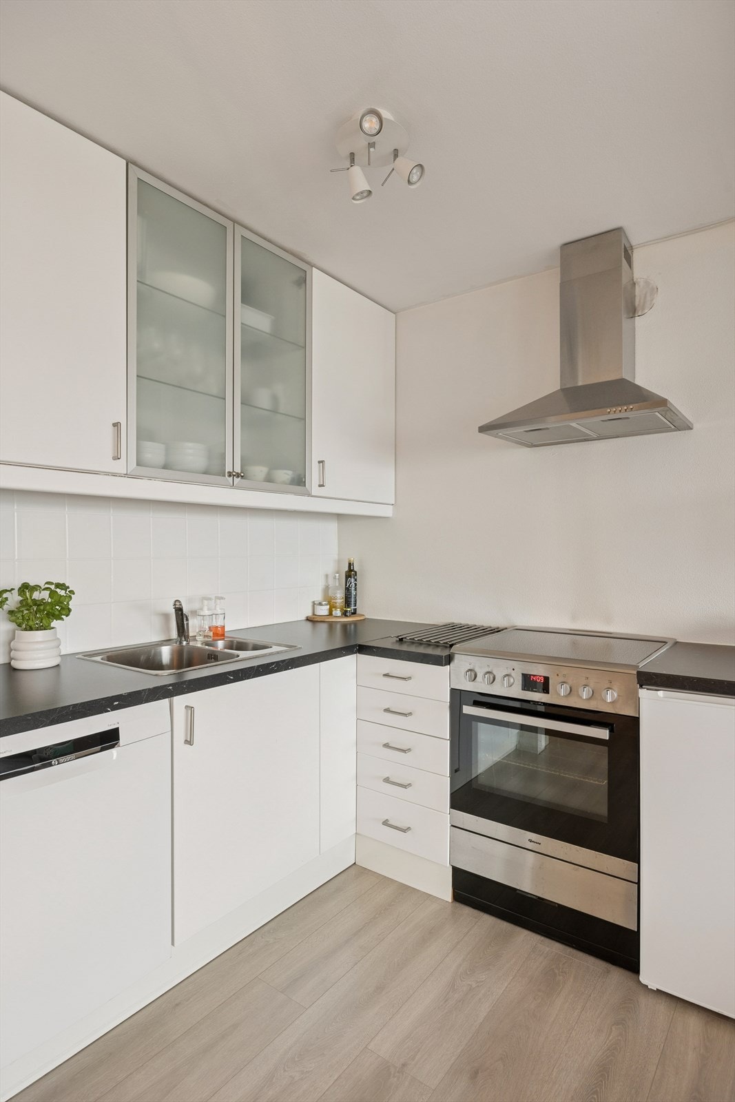 Plass for frittstående komfyr, oppvaskmaskin og kjøleskap. Galleribilde