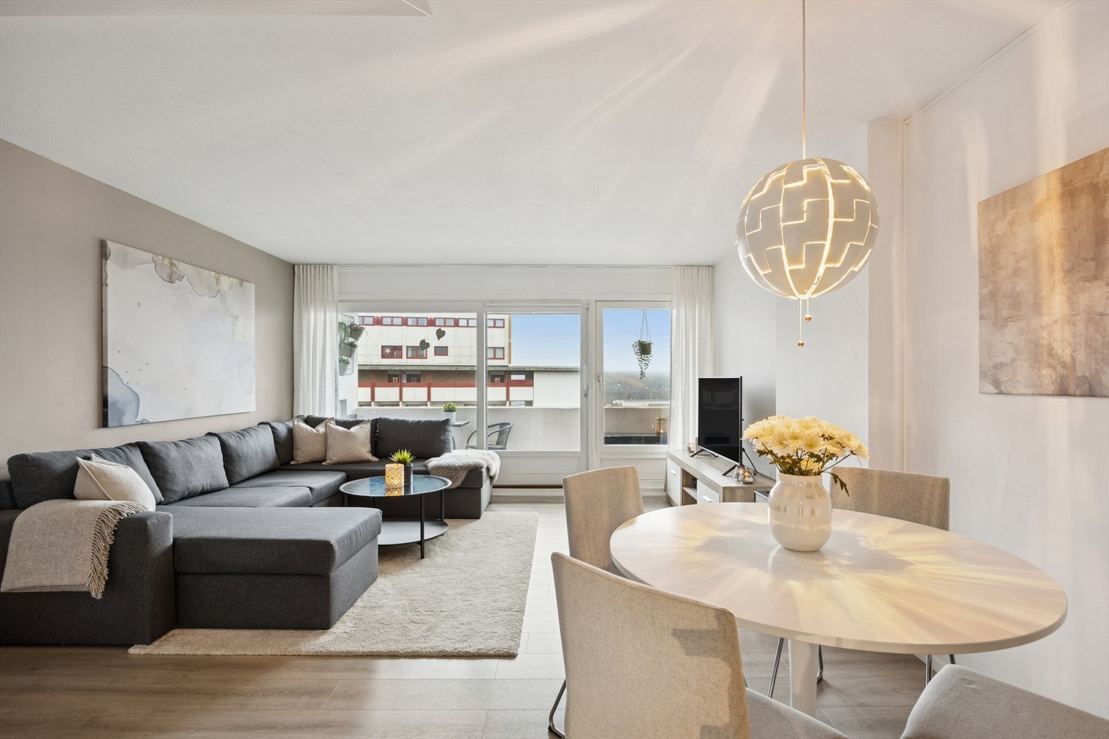 Vi beveger oss videre inn i en lys og innbydende stue. Galleribilde