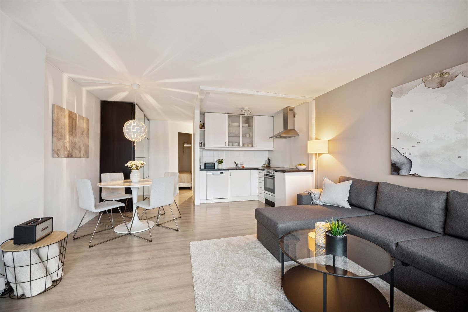 Stue/kjøkken er i en åpen og luftig løsning. Galleribilde