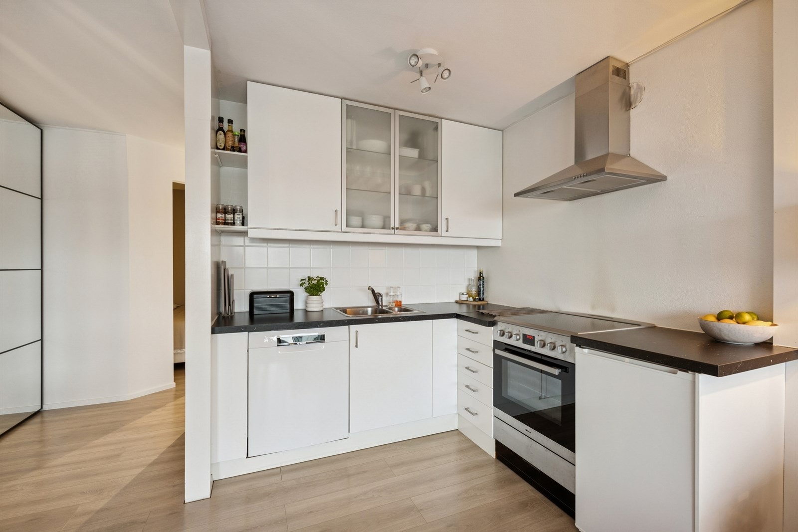 Alt i alt et funksjonelt kjøkken som innbyr til gode smaksopplevelser. Galleribilde