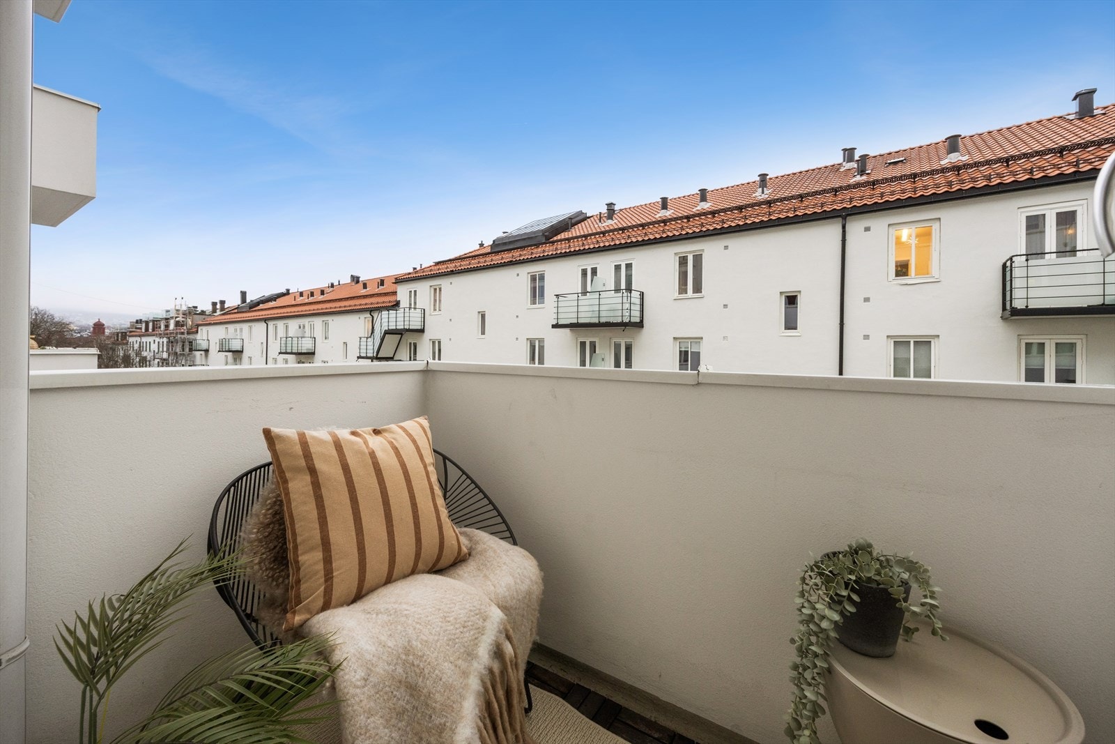 Hele boligen vender i sin helhet ut mot rolig indre gårdsrom. Galleribilde