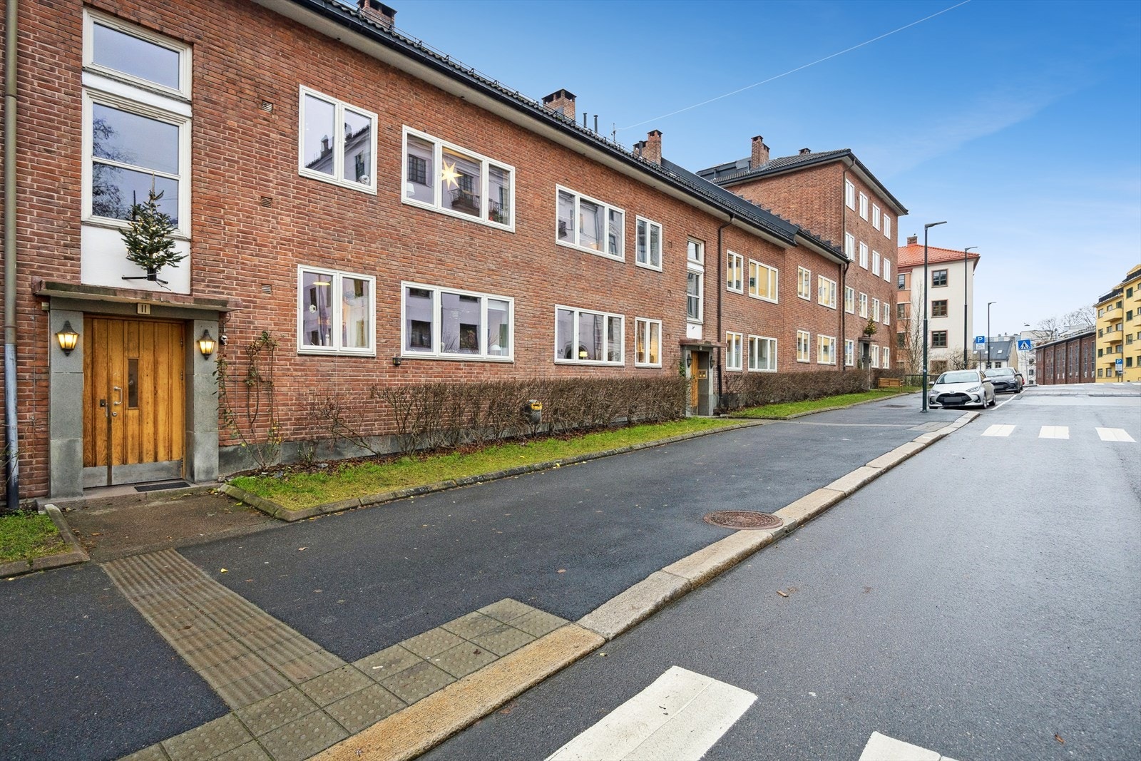 Velkommen! Fott borettslag med meget god vedlikeholdshistorikk (se punkt moderniseringer i salgsoppgaven for mer info). Det er ogå beboerparkering rett utenfor,samt mulighet for leie av p-plass etter venteliste i gården. Galleribilde