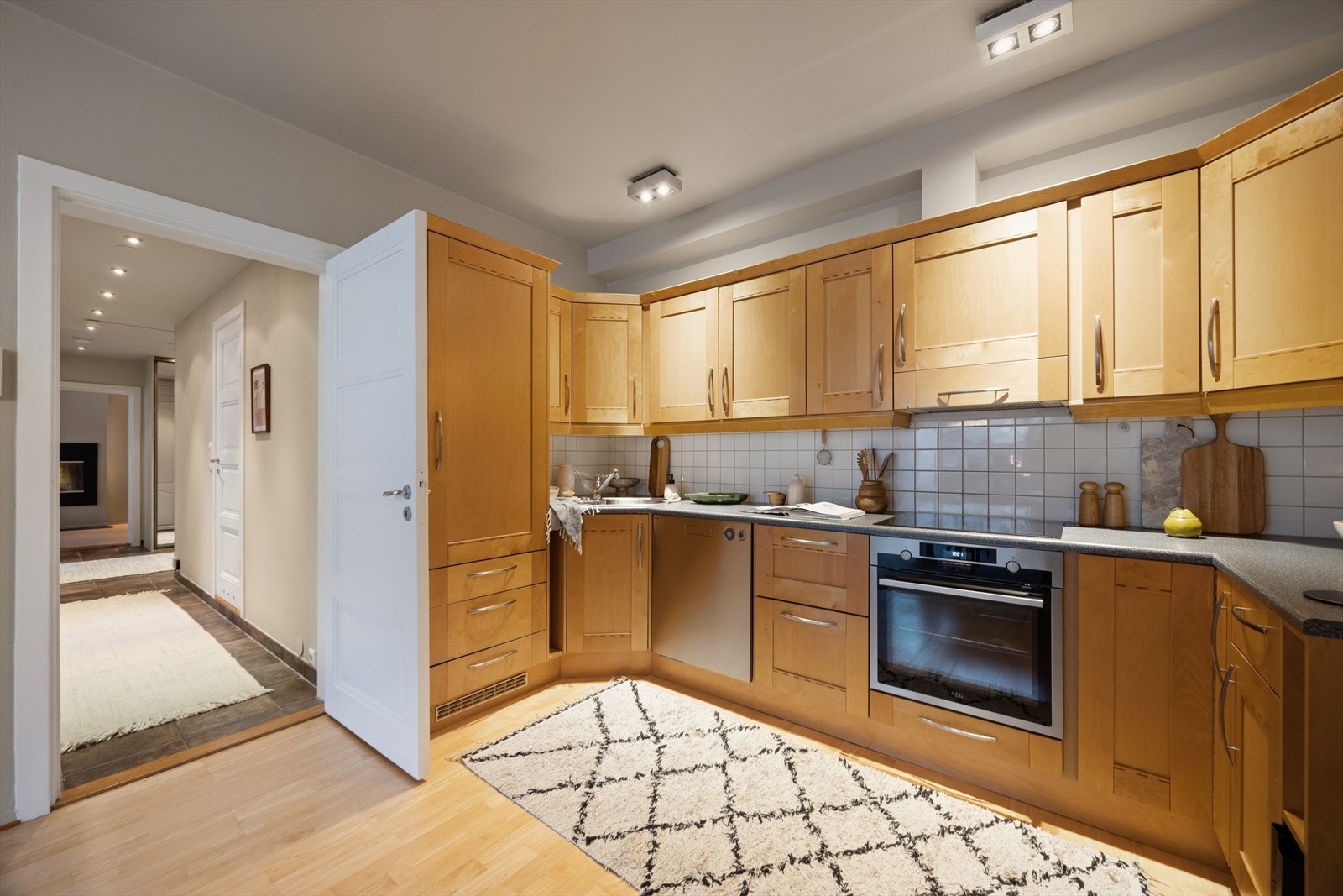 Kjøkkenet har en praktisk og tidløs innredning med profilerte trefronter og godt med både skap- og benkeplass. Galleribilde