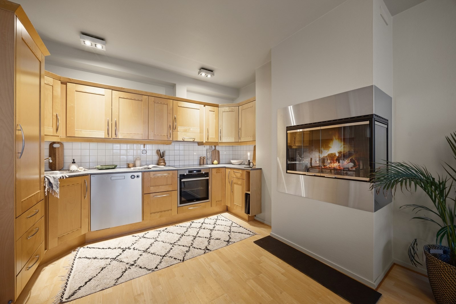 I likhet med stue/soverom er det også ildsted i spisestue/kjøkken. Galleribilde