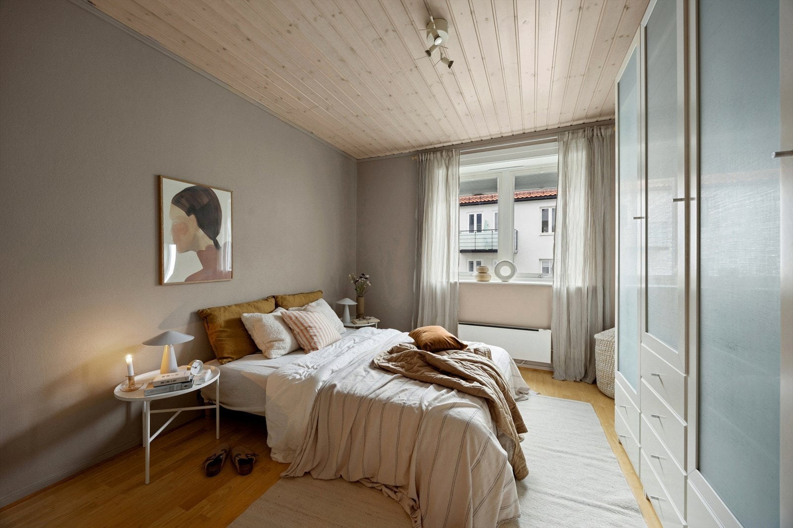 Begge soverommene har kort adkomst fra entreen og er av god størrelse med plass til dobbeltseng og annet tilhørende møblement. Galleribilde