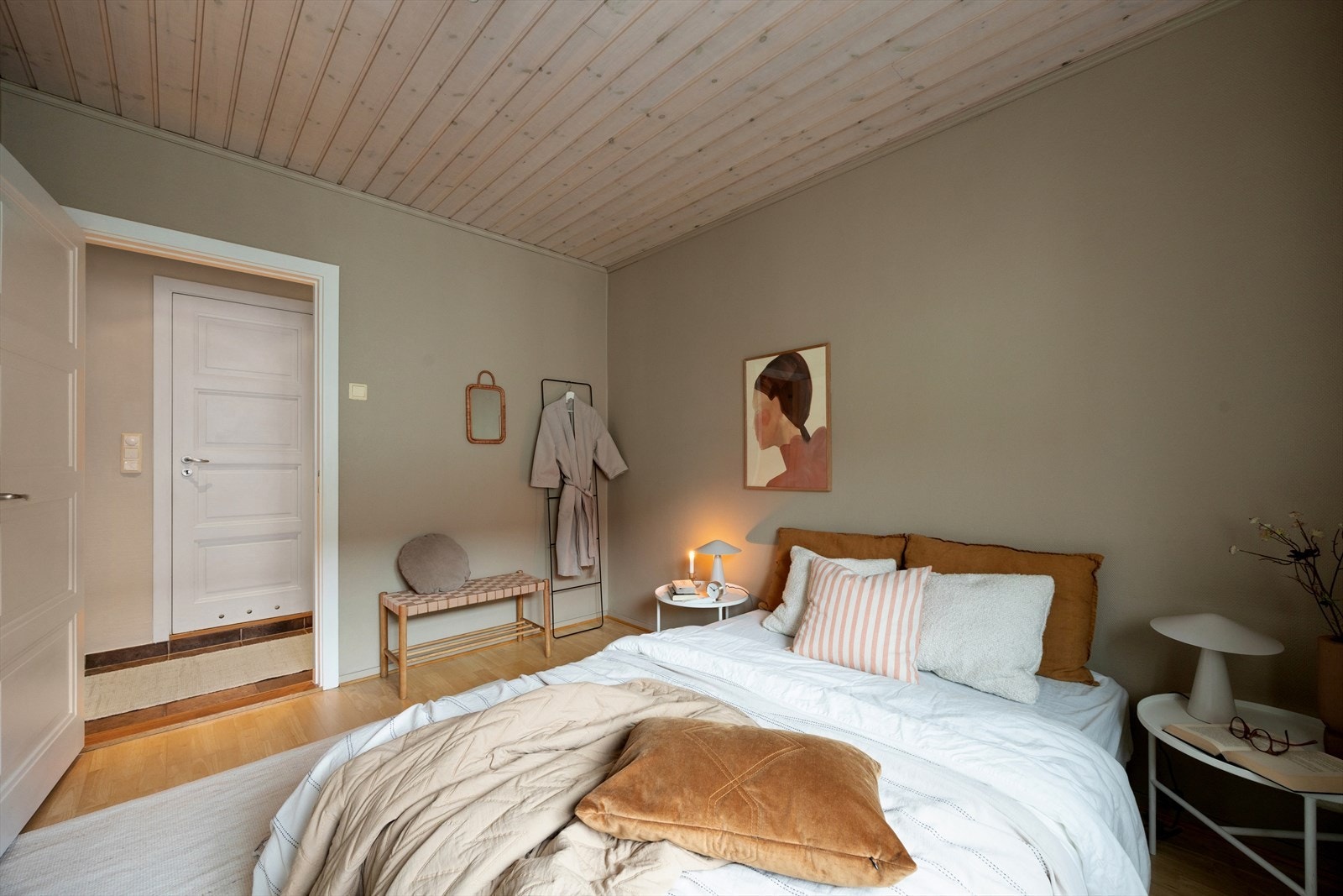 Det er etablert garderobeløsninger i begge soverommene. Galleribilde