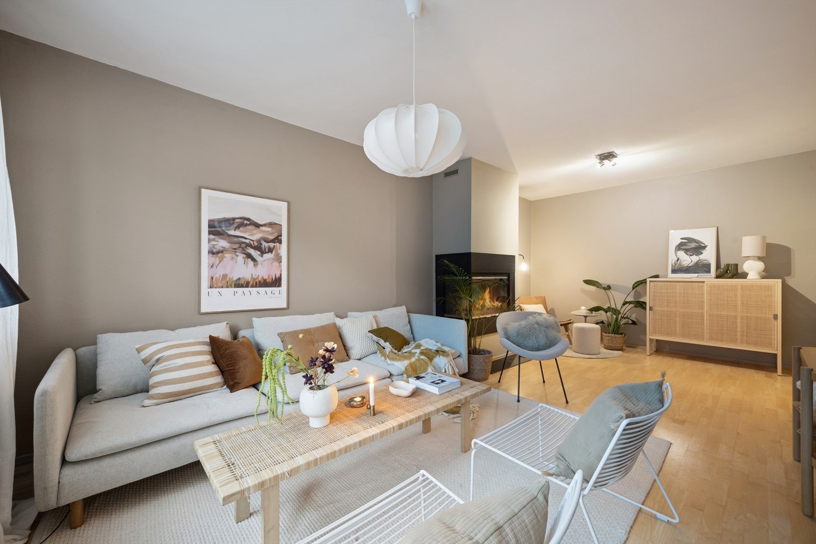 Nydelig luftig stue med pen peis som bidrar til ekstra varme og atmosfære på vinterstid. Galleribilde