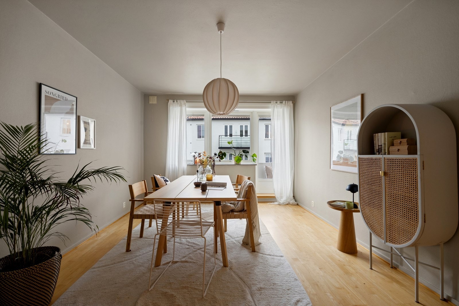 Leiligheten ligger i en høy underetasje, og kan skilte med en familievennlig og gjennomgående planløsning. Galleribilde