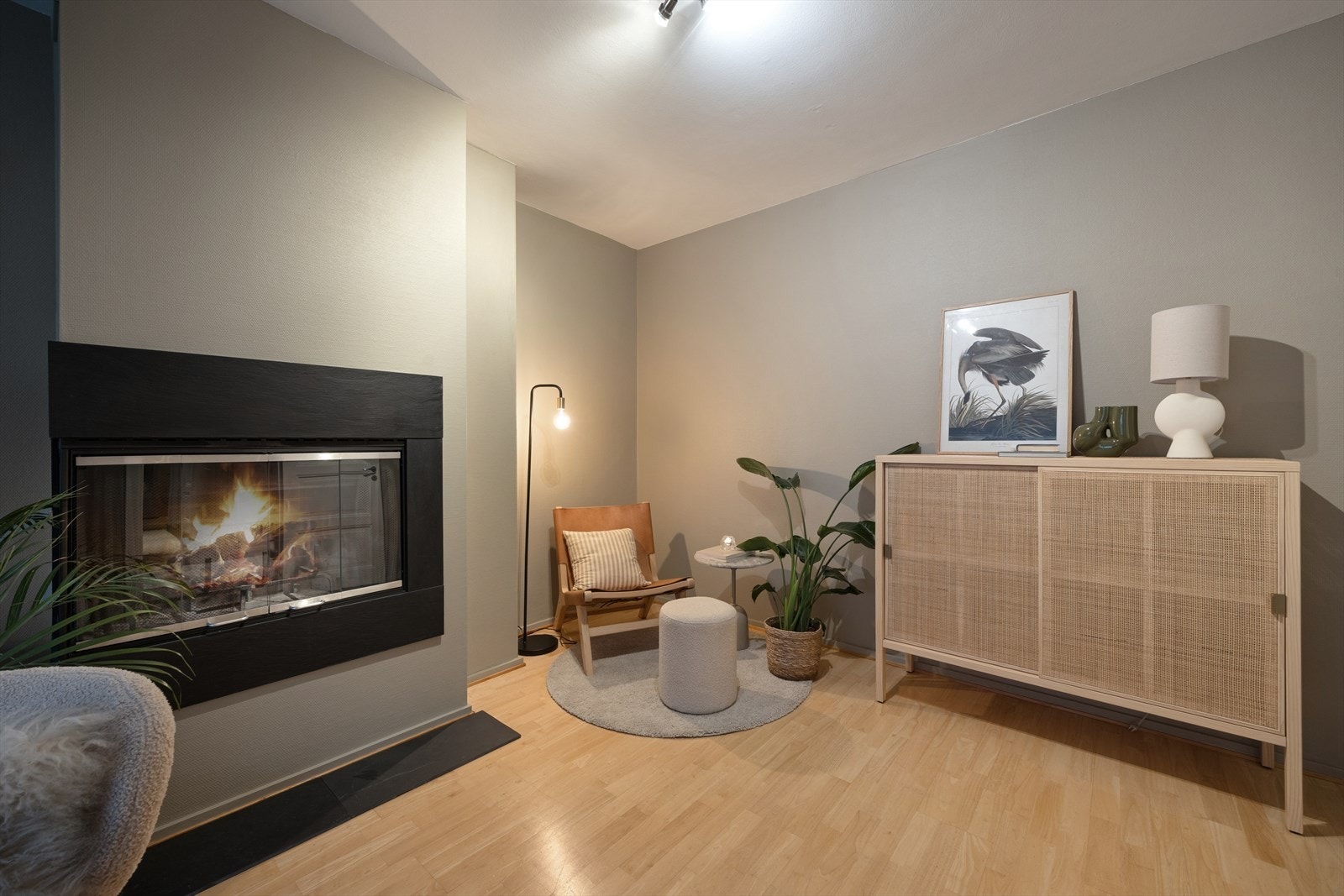 Stuen kan skilte med pene malte overflater og parkett på gulvet. Galleribilde