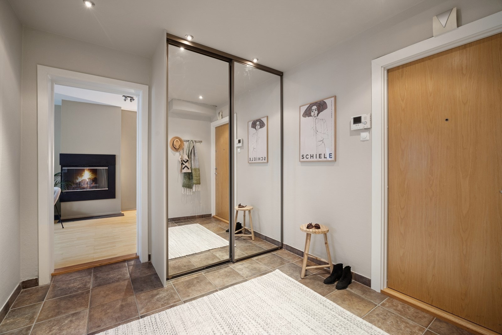 Stor garderobleøsning i entreen, perfekt for å gjemme unna klær og diverse. Ekstra bonus: Boligen disponerer 2 boder på samme etasjeplan som leiligheten begge er målt til hhv ca. 6 kvm og 1,1 kvm, samt en på loft ca 5 kvm, gulvarealet er større. Galleribilde