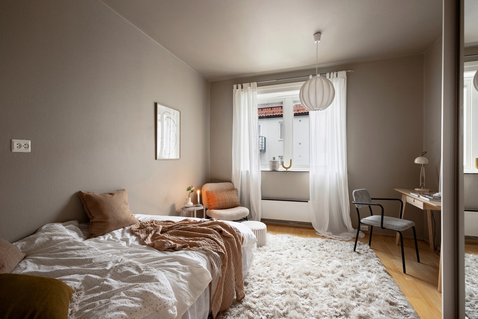 Soverom nummer 2 er også av god størrelse med fin plass til hjemmekontor om ønskelig. Galleribilde