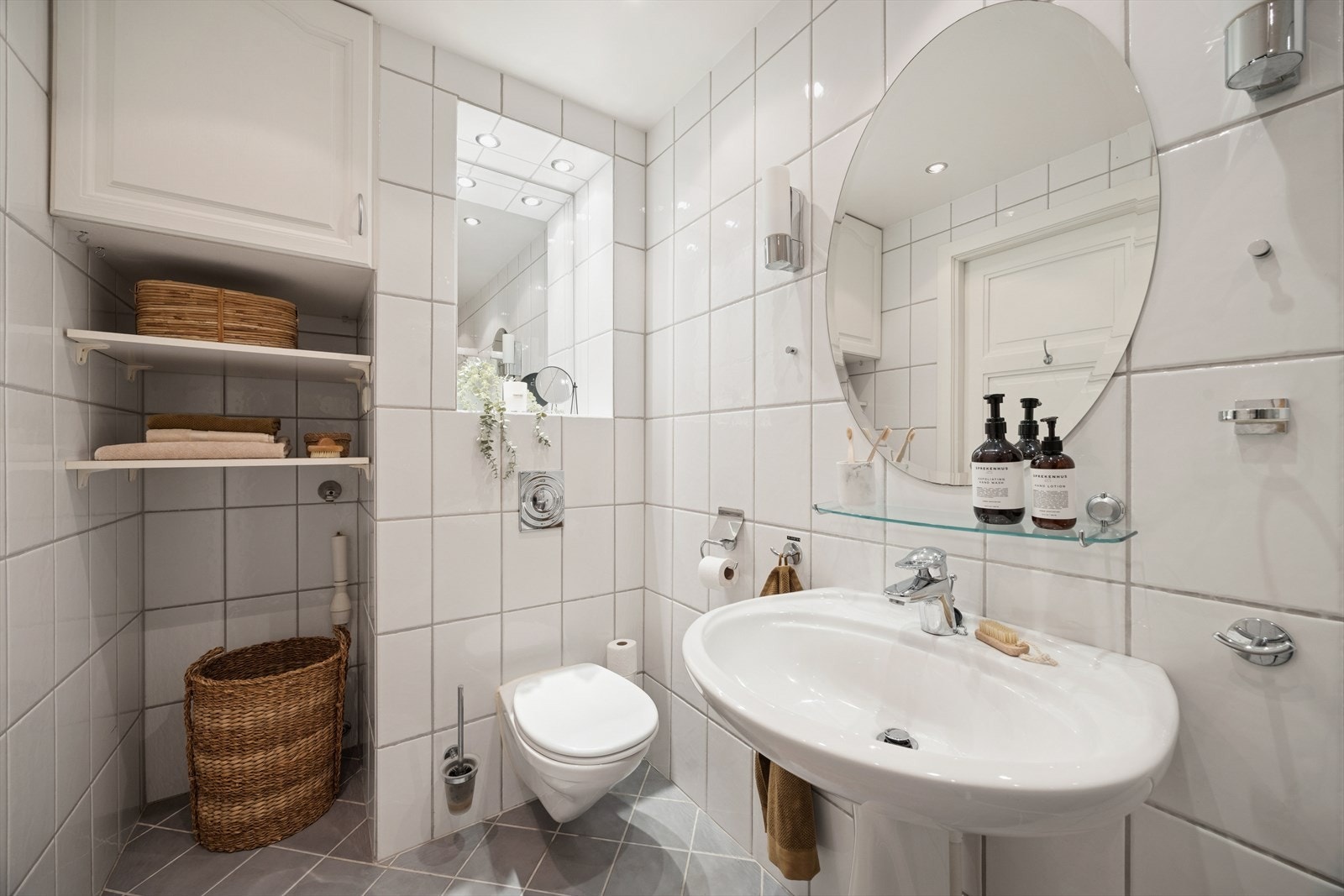 Rommet er utstyrt med en søyleservant, veggmontert toalett med skjult sisterne og dusjhjørne med dusjvegger. Merk deg at det er plass til å sette inn vaskemaskin. Dog er ikke tilkoblingen funksjonstestet, men mest sannsylig er den intakt uten å gi garanti Galleribilde