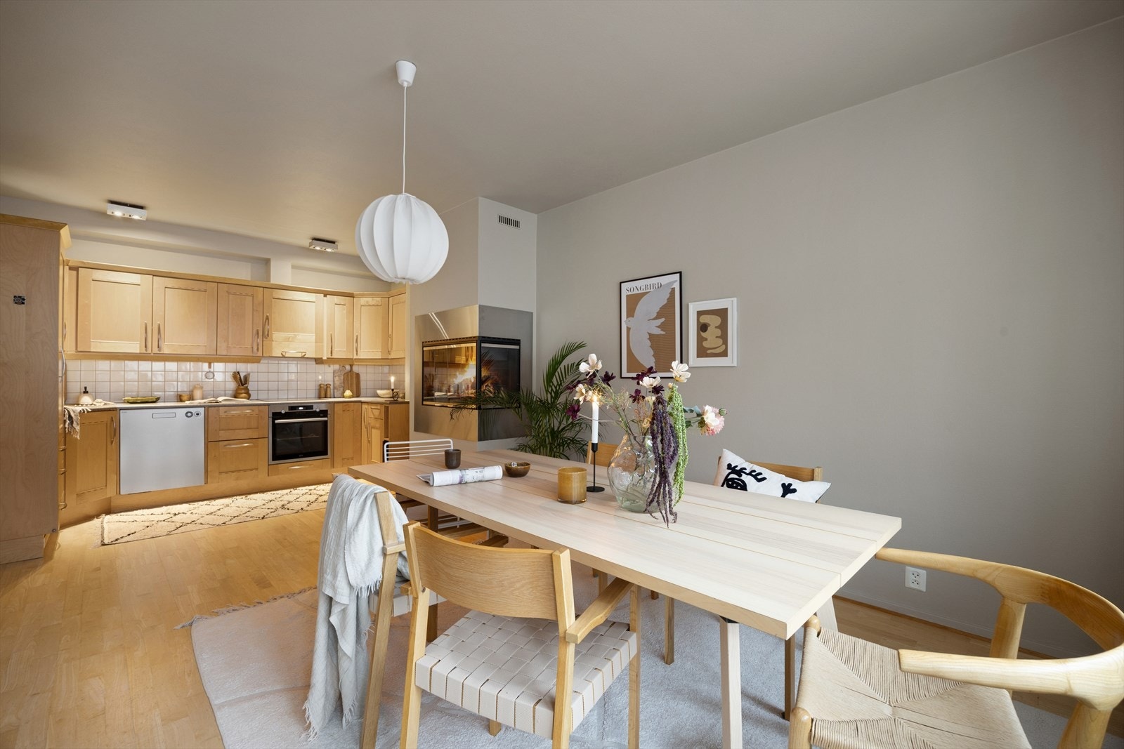 Rommet er innredet som en spisestue i åpen løsning med kjøkkenet - med god plass til å invitere til selskap. Galleribilde