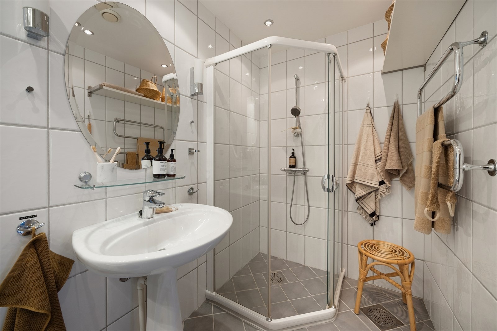 Badet har standard fra 2001 med flislagte vegger og gulv med varmekabler. Nåværende selger benytter seg av fellesvaskeriet (enkel og kort adkomst fra boligen) ca kr 15-25,- for vask og ca kr 25,- for tørkemaskin. Avvik kan forekomme. Galleribilde