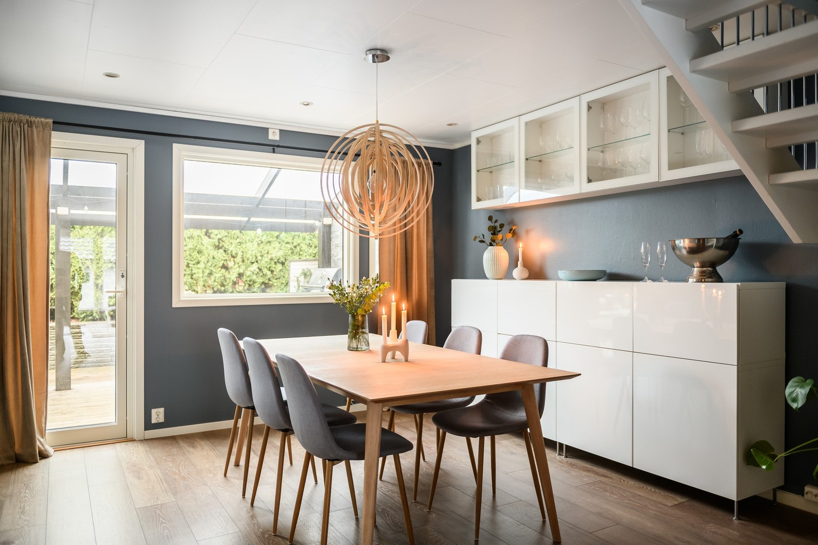 Den åpne løsningen mot spisestuen skaper en stilren og sosial atmosfære. Galleribilde