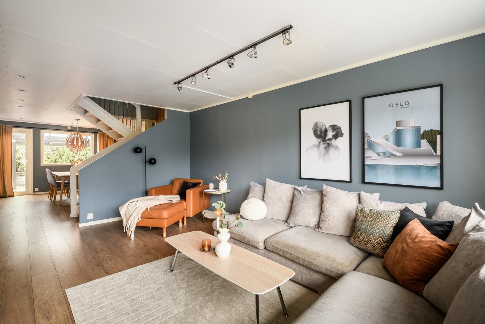 Dette er et innbydende oppholdsrom som egner seg like godt til avslapning i hverdagen som til hyggelige lørdagskvelder. Galleribilde