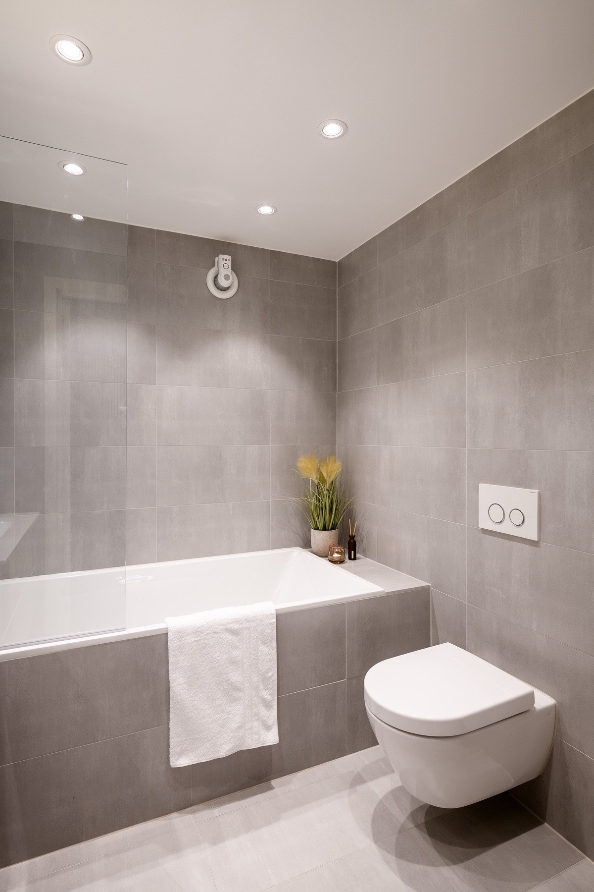 Badet kombinerer dusj med badekar - en funksjonell og komfortabel løsning som gir gode rammer for avslapning etter en lang dag. Galleribilde