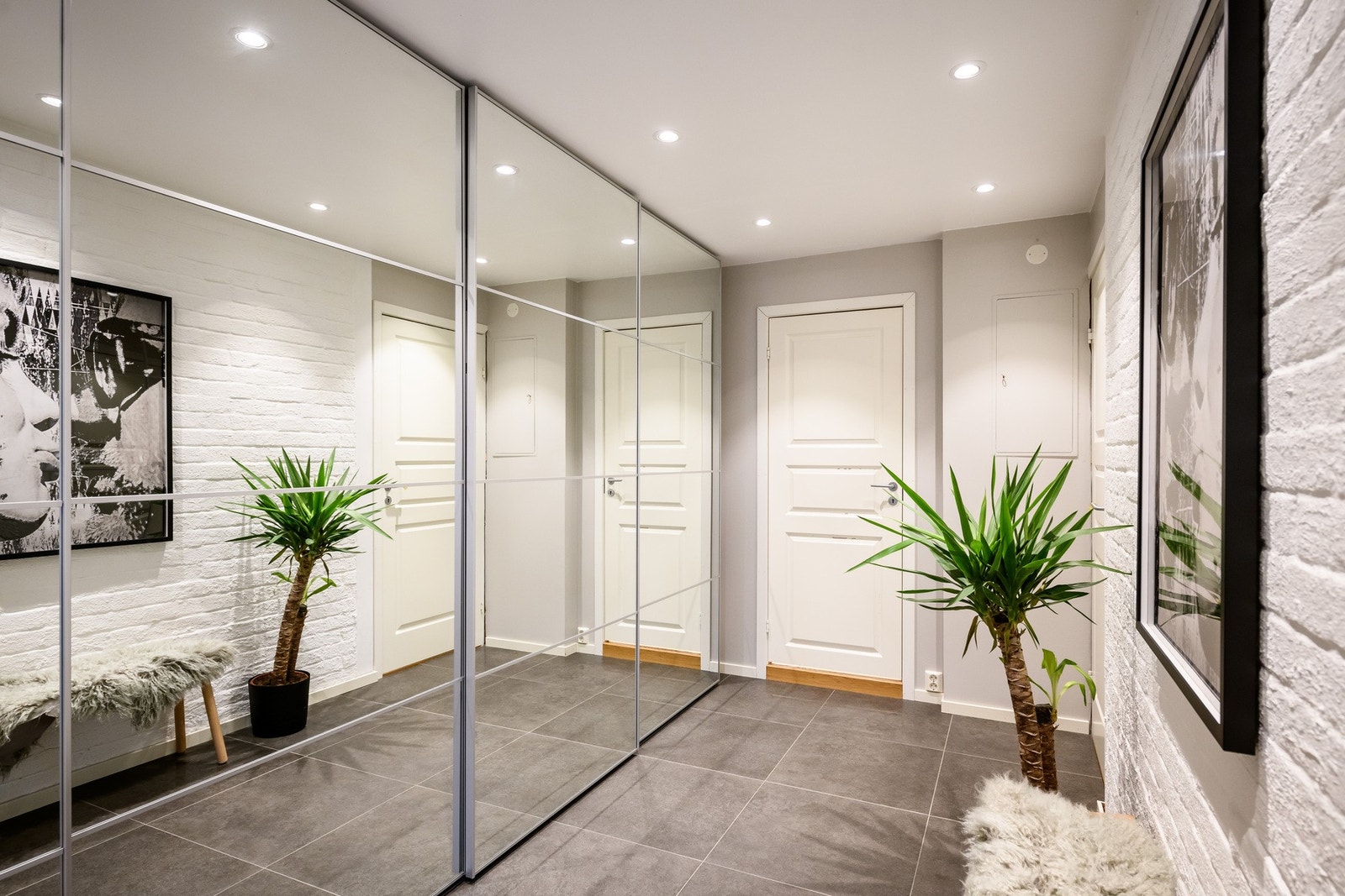 Du ønskes velkommen inn i boligen av en lys og innbydende entré med gode oppbevaringsmuligheter. Her får du flislagt gulv og gulvvarme. Galleribilde