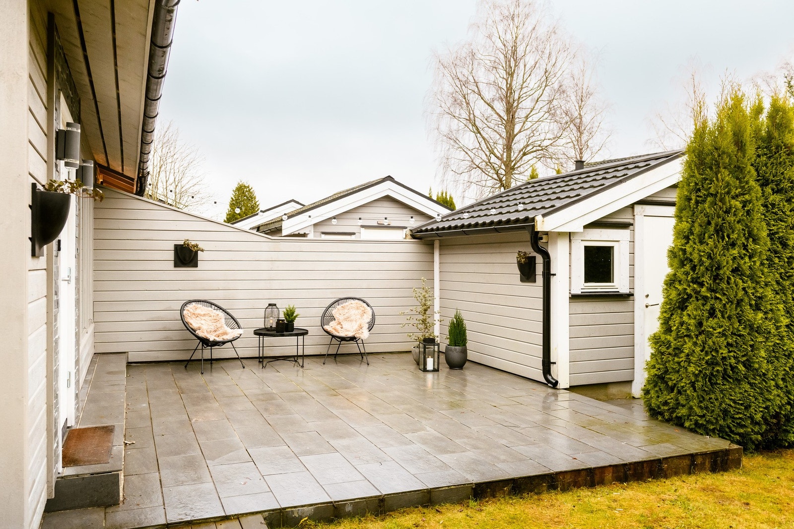 Praktiske oppbevaringsløsninger i tilliggende bod, frittstående bod og garasjeplass med elbillader. Galleribilde