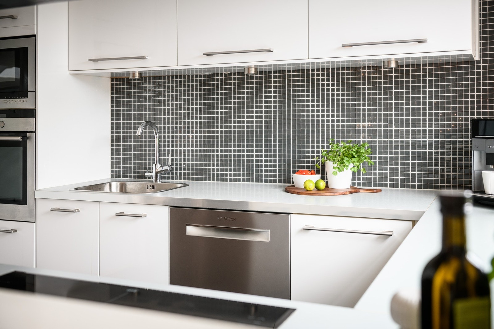 Det er rikelig med skap- og benkeplass, som legger til rette for praktisk matlaging i en travel hverdag. Galleribilde