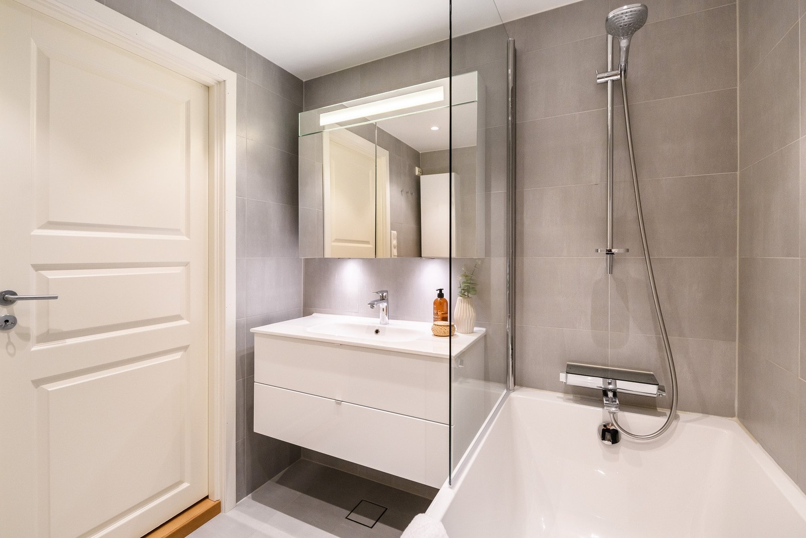 Boligens andre bad er et flisbelagt, stilrent og innbydende rom, praktisk plassert midt i 2. etasje med enkel adkomst fra alle soverom. Galleribilde