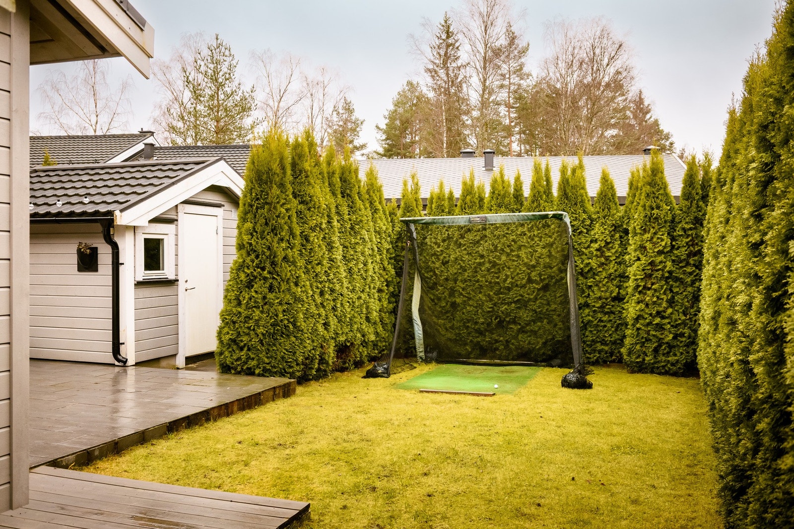 Boligen inneholder romslige og lyse oppholdsrom, åpen stue- og kjøkkenløsning, fire soverom og to flislagte bad. Galleribilde