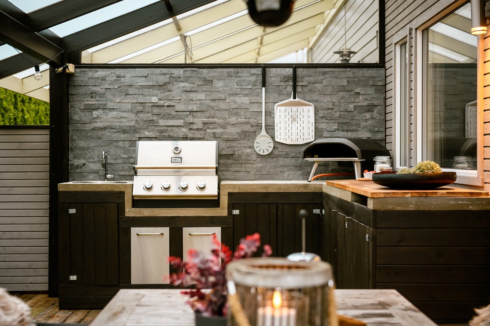 Her får du både sydvendt platting og nordvendt, delvis overbygget markterrasse med utekjøkken. Galleribilde